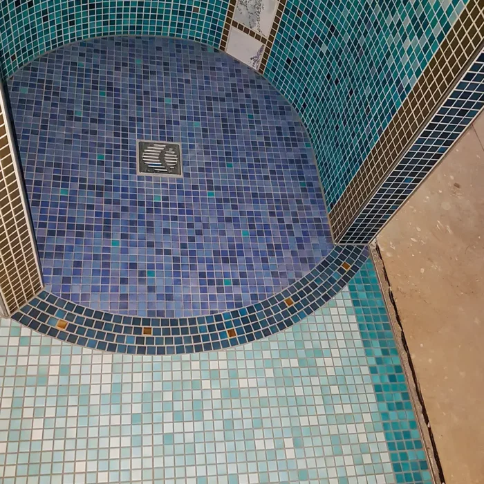 Mosaik Fliesenverlegung bei einer Runddusche in Scheeßel – Udo Hübner