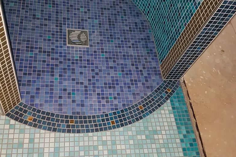 Mosaik Fliesenverlegung bei einer Runddusche in Scheeßel – Udo Hübner