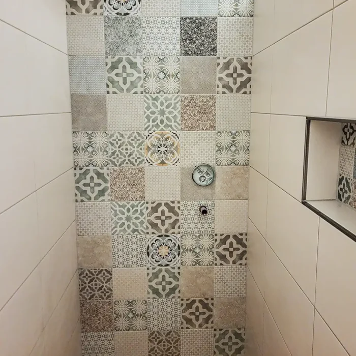 Moderne Retro Badezimmergestaltung mit Wandfliesen in Steingut und Akzent-Fliesen in Ornament-Optik, Udo Hüber, Rotenburg-Wümme