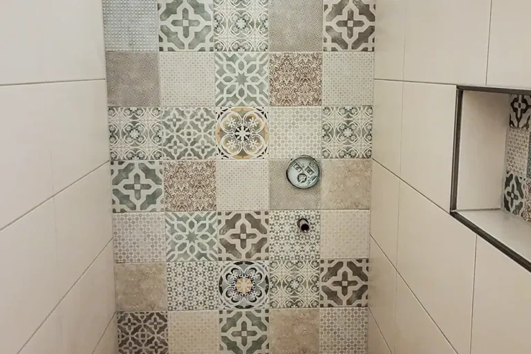 Moderne Retro Badezimmergestaltung mit Wandfliesen in Steingut und Akzent-Fliesen in Ornament-Optik, Udo Hüber, Rotenburg-Wümme