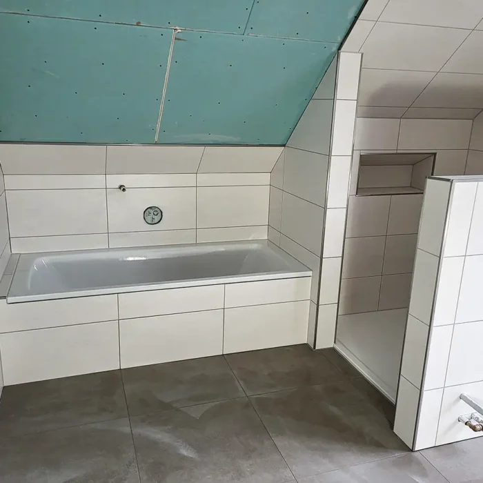 Badezimmer-Fliesen Feinsteinzeug im Großformat weiß Rotenburg-Wümme, Kreis Harburg