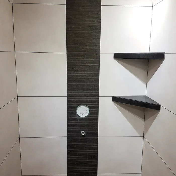 badezimmerfliesen-dusche-modern-wandfliesen-scheessel-fliesenleger-huebner Altersgerechte Badezimmergestaltung mit großformatigen Wandfliesen in Steingut mit Akzent-Fliesen, Rotenburg-Wümme
