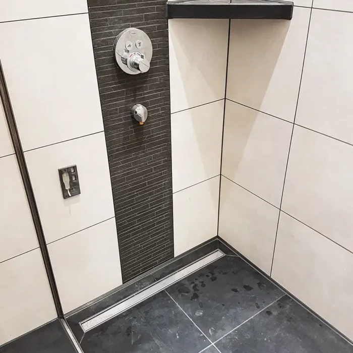 badezimmerfliesen-dusche-modern-wandfliesen-scheessel-fliesenleger-huebner2 Altersgerechte Badezimmergestaltung mit großformatigen Wandfliesen in Steingut mit Akzent-Fliesen, Rotenburg-Wümme