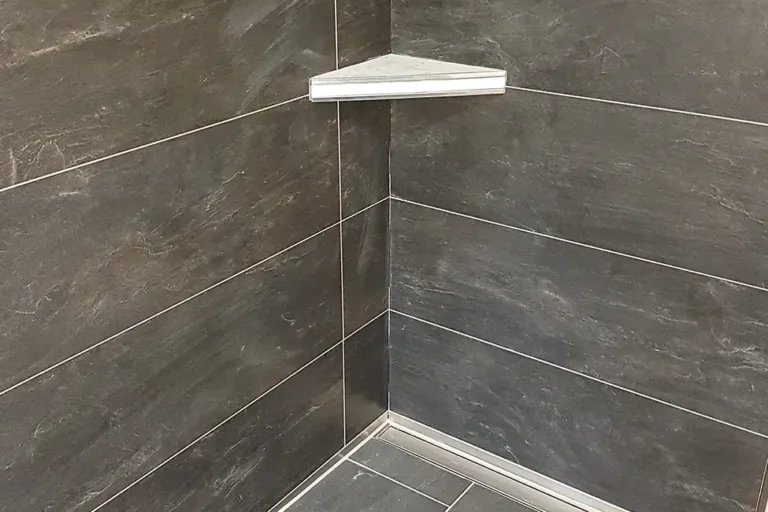 Altersgerechte Badezimmergestaltung mit großformatigen Wandfliesen in Naturstein-Optik, Rotenburg-Wümme