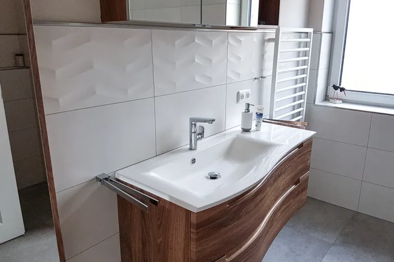 Moderne Badsanierung weiße Akzentfliesen, Region Scheeßel, Niedersachsen