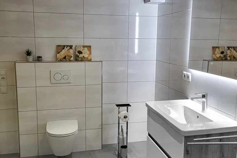 Badezimmer-Fliesen modern hellgrau im altersgerechten Umbau in Scheeßel