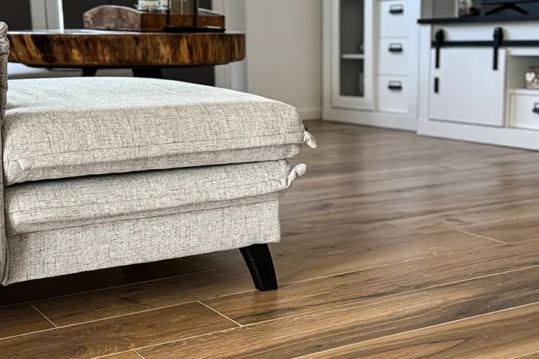 Bodenfliesen in Eiche-Rustikal-Optik mit naturgetreuer Holzmaserung auf robustem Feinsteinzeug