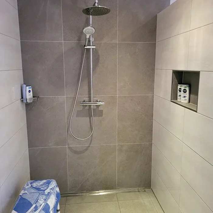 Großformatige Badezimmer-Fliesen einer Dusche im Neubau in Niedersachsen von Udo Hüber, Fliesenlegermeister Scheeßel