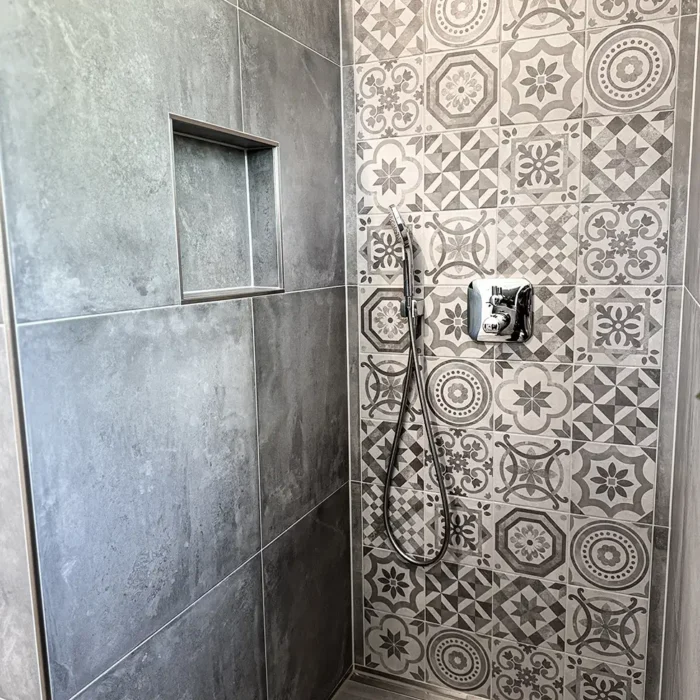 Badezimmer-Fliesen im Patchwork-Style, Natursteinoptik mixed mit Ornament-Kacheln