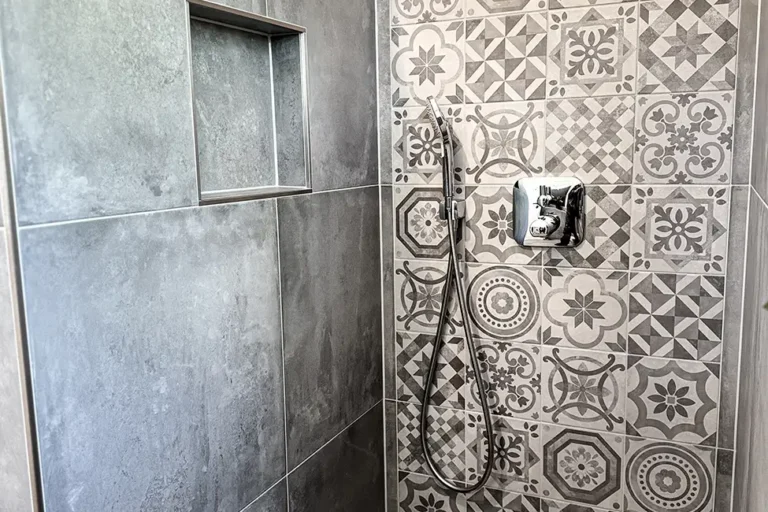 Badezimmer-Fliesen im Patchwork-Style, Natursteinoptik mixed mit Ornament-Kacheln